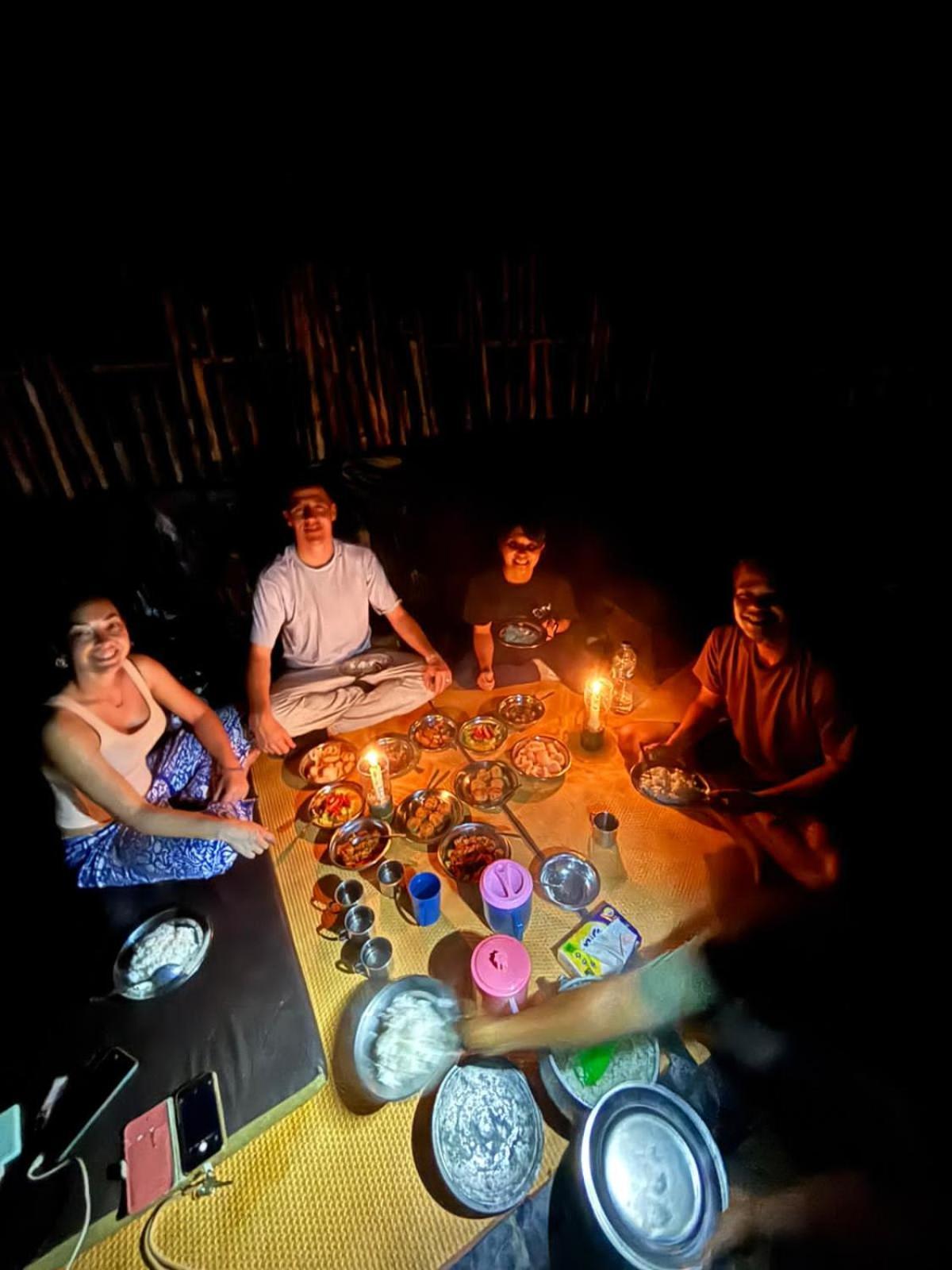 Sama Sama Homestay & Trekking Only Stay Here Book Trekking And Transport With Us Bukit Lawang Bagian luar foto